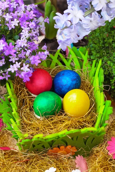 Bunte Ostereier, vertikale Zusammensetzung — Stockfoto