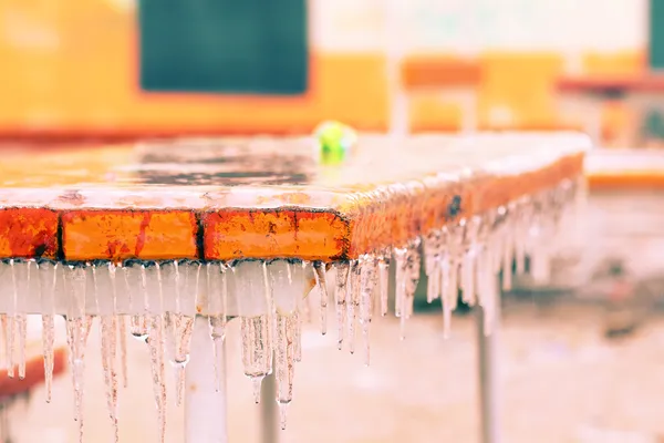 Park bord täckt med is — Stockfoto