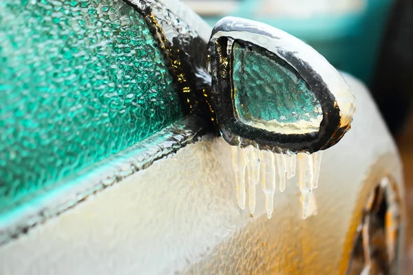 Espejo lateral del coche cubierto de hielo —  Fotos de Stock