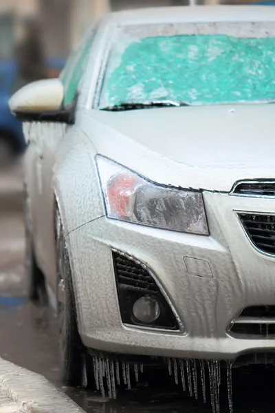 Lado do carro coberto com gelo — Fotografia de Stock