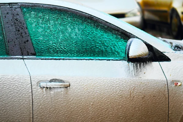 Autoseite mit Eis bedeckt — Stockfoto