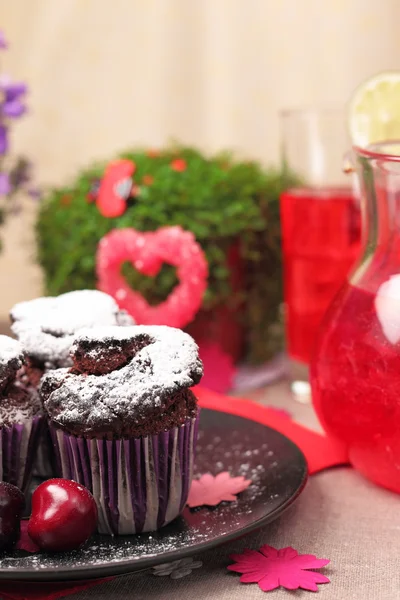 Chocolate muffins and berry drink — Stock Photo, Image