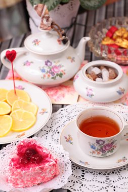 sıcak bir bardak çay ve tatlılar