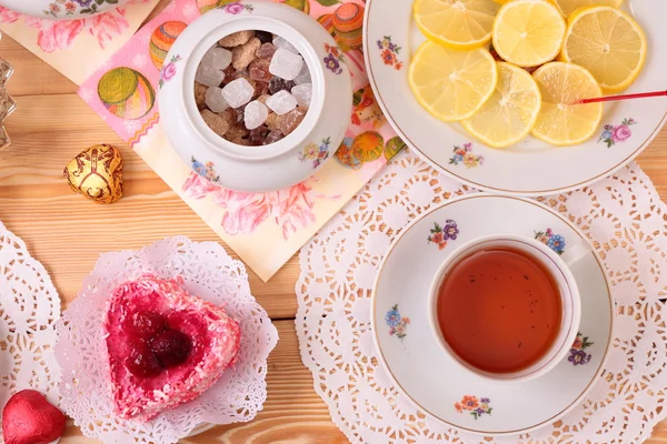Warme Tasse Tee und Süßigkeiten — Stockfoto