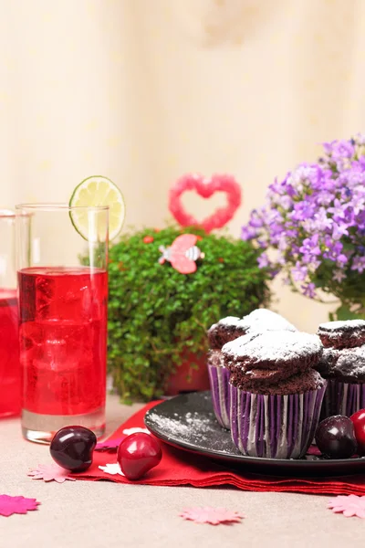 Magdalenas de chocolate y moras de bayas — Foto de Stock