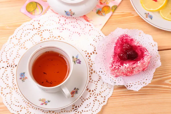 Taza caliente de té y dulces — Foto de Stock