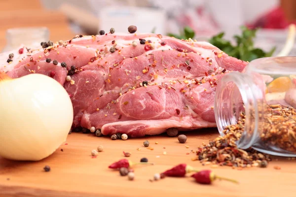 Frisches rohes Schweinekotelett — Stockfoto