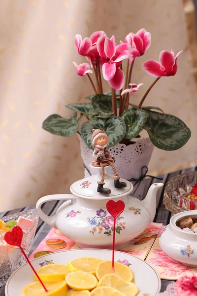 Sıcak bir bardak çay ve tatlılar — Stok fotoğraf