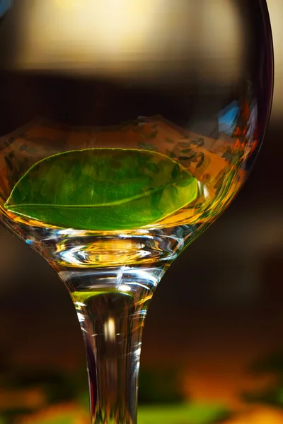 Πράσινο φύλλο σε ένα μεγάλο ποτήρι κύλικα — Φωτογραφία Αρχείου