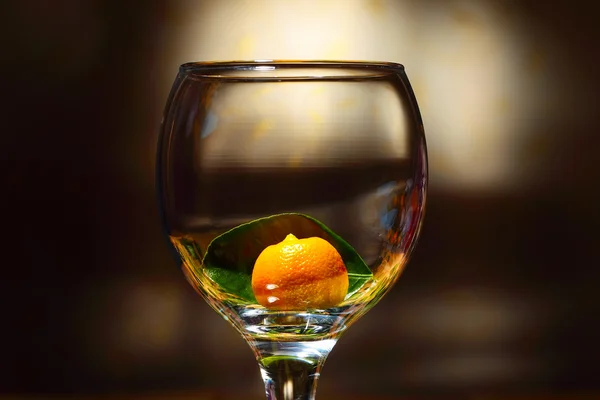 Καλαμανδίνη σε κολονάτο ποτήρι μεγάλο ποτήρι — Φωτογραφία Αρχείου
