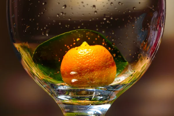 Καλαμανδίνη ώριμα φρούτα σε κολονάτο ποτήρι μεγάλο ποτήρι — Φωτογραφία Αρχείου