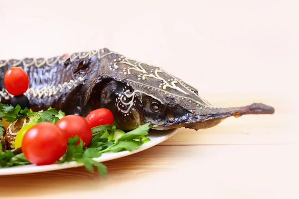 Esturión al horno con verduras, enfoque selectivo — Foto de Stock