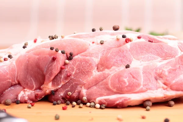 Frisches rohes Schweinekotelett — Stockfoto