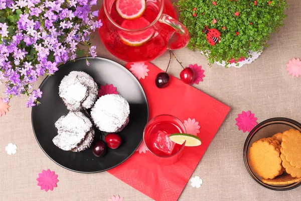 Magdalenas de chocolate y bebida de bayas — Foto de Stock