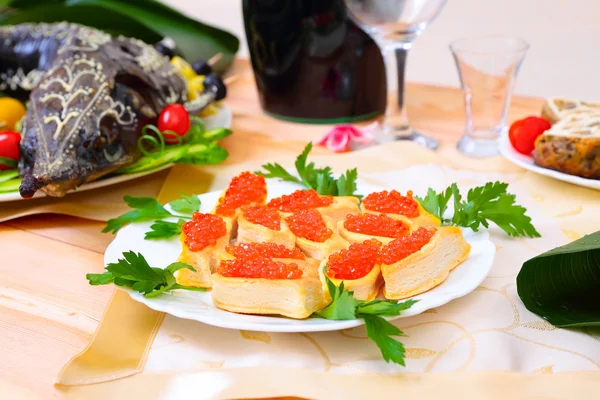 Röd kaviar och stör bakade med grönsaker — Stockfoto
