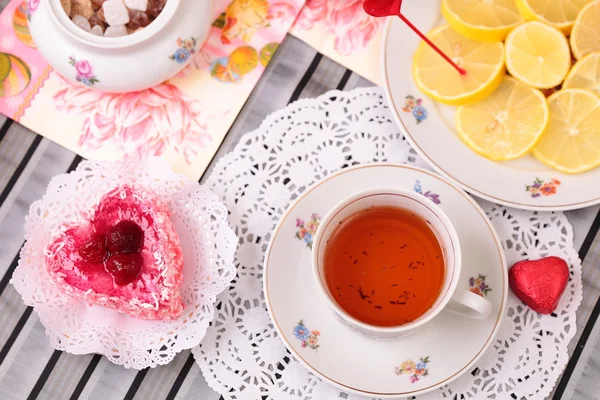 Xícara quente de chá e doces — Fotografia de Stock