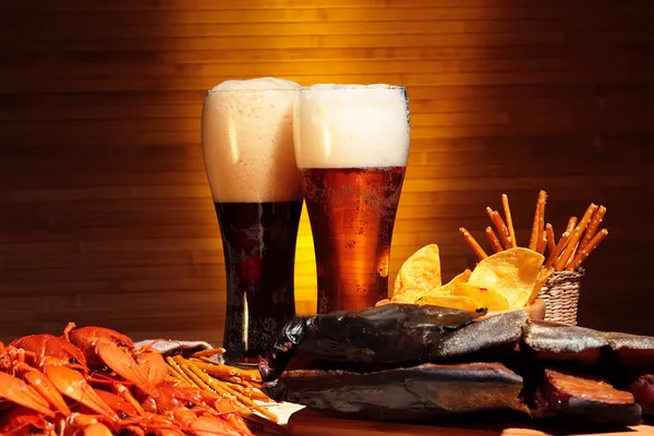 Cerveza oscura y ligera con cangrejo — Foto de Stock