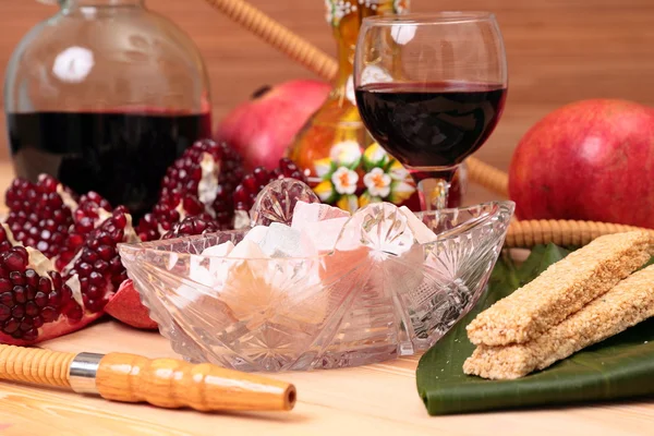 水ギセル、ワイン、お菓子 — ストック写真