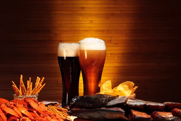 Tmavé a světlé pivo s langusty — Stock fotografie