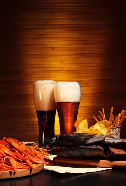 Ciemne i jasne piwa z langusty — Zdjęcie stockowe