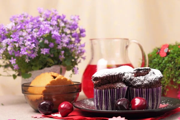 Muffin al cioccolato e bevande a base di bacche — Foto Stock