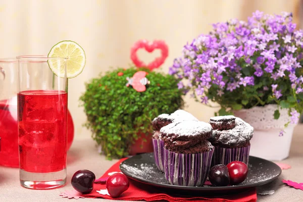 Chocolate muffins and cranberry drink — Stock Photo, Image