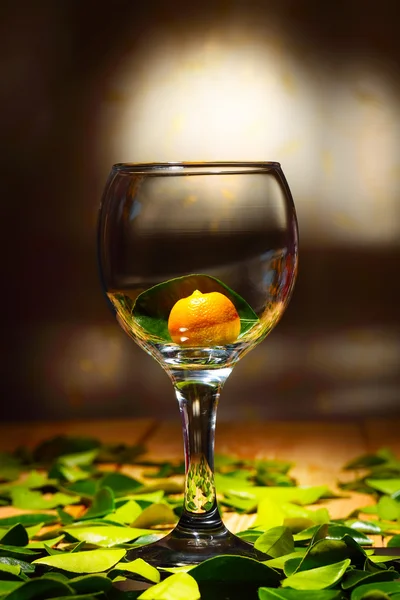 Спелые цитрусовые кальмондина в большой стеклянный кубок — стоковое фото