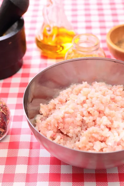 鱼糜中的香料和碗 — 图库照片