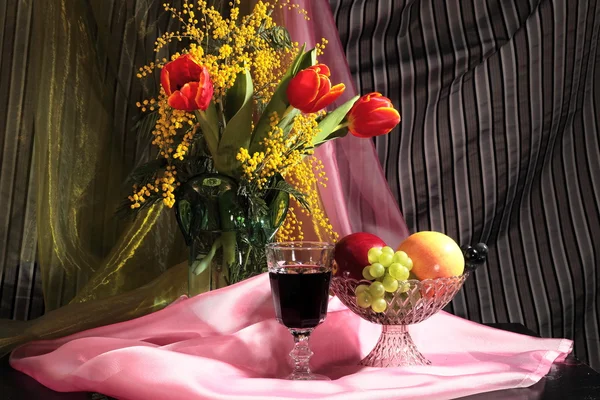 Bodegón con flores, vino y frutas —  Fotos de Stock