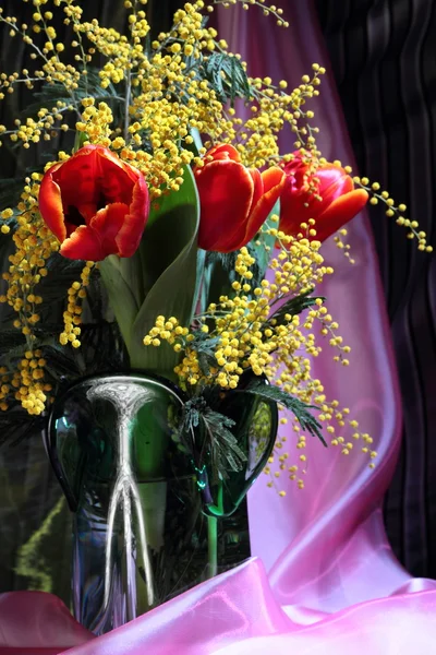 Stillleben mit roten Tulpen gelb duftende Mimosen — Stockfoto