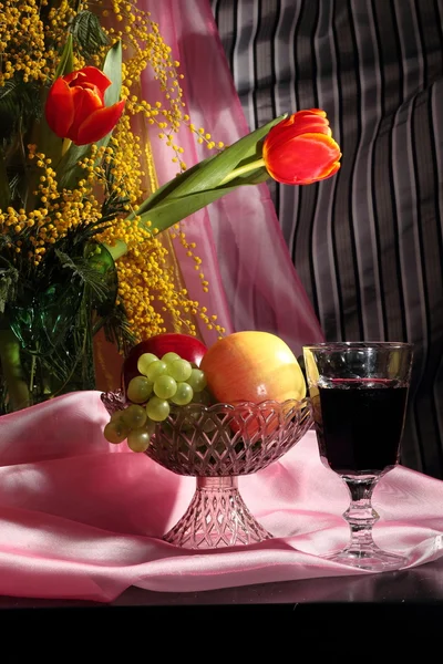 Martwa natura z kwiatami, czerwone wino i owoce — Zdjęcie stockowe