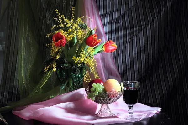 Natureza morta com flores, vinho tinto e frutos — Fotografia de Stock