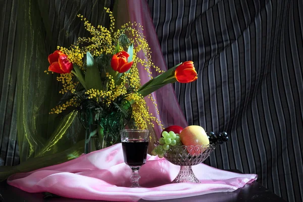 花、赤ワインと果物のある静物 — ストック写真