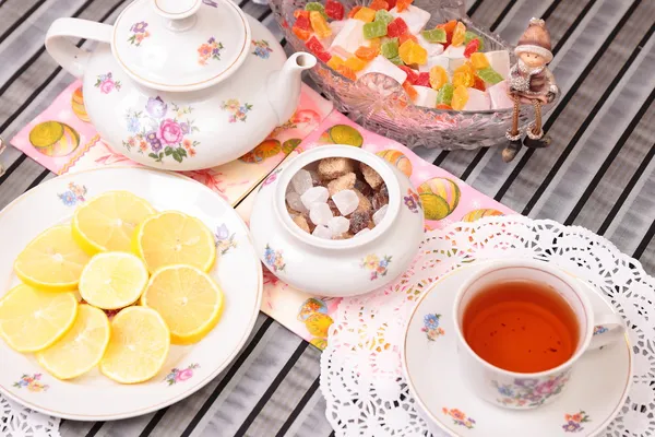 Tasse chaude de thé et de bonbons — Photo