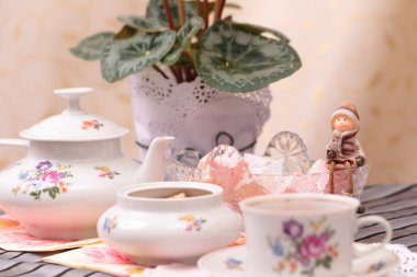 sıcak bir bardak çay ve tatlılar