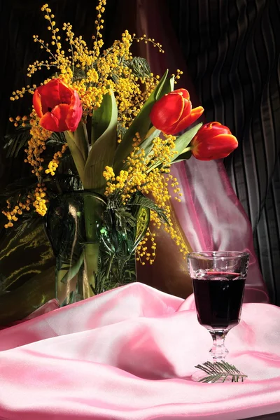 Natureza morta com flores e vinho tinto — Fotografia de Stock