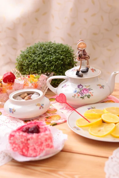 Warm cup of tea and sweets — Stock Photo, Image