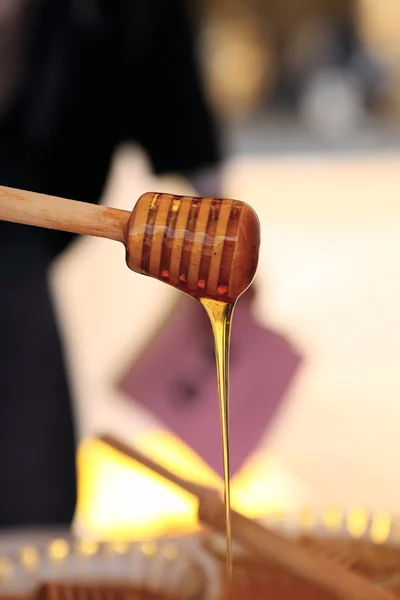 Wood spoon with honey — Stock Photo, Image