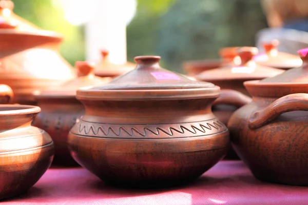 Rustieke handgemaakte keramische klei potten op de beurs — Stockfoto