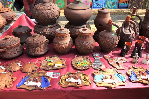 Frascos de barro cerâmico artesanal rústico terracota marrom — Fotografia de Stock