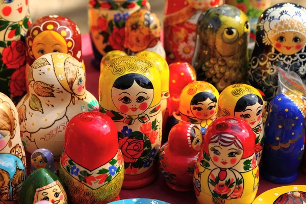 Russo aninhado bonecas matryoshka na feira — Fotografia de Stock