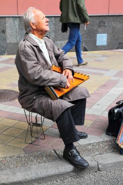 yaşlı adam ile müzik aleti gusli