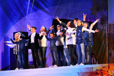 mutlu gençler büyük bir grup birlikte şarkı söyler