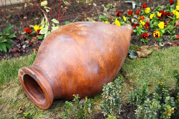 Lege terracotta pot op een groen gras — Stockfoto