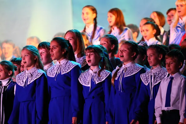 Grand groupe d'adolescents heureux chante ensemble — Photo