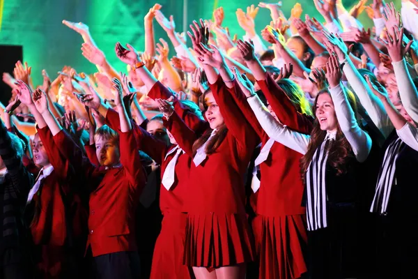 Große Gruppe fröhlicher Teenager singt zusammen — Stockfoto