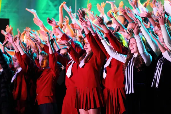 Grand groupe d'adolescents heureux chante ensemble — Photo