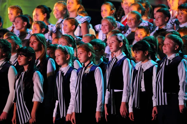 Große Gruppe fröhlicher Teenager singt zusammen lizenzfreie Stockfotos