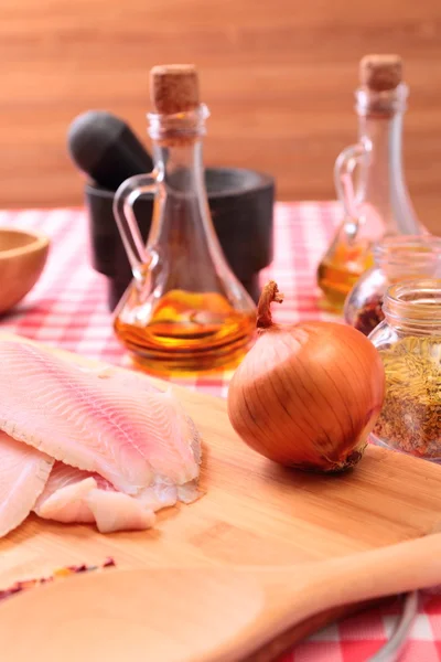 Roher Fisch Tilapia auf Schneidebrett und Gewürzen — Stockfoto