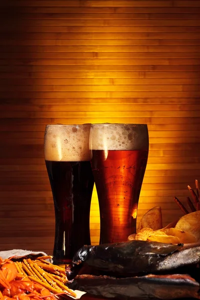 Cerveja clara e escura com lagostim — Fotografia de Stock